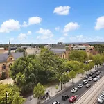 Light & Airy 3 Bd Cbd Apt: Balconytramwifi/Parking