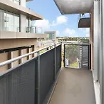 Light & Airy 3 Bd Cbd Apt: Balconytramwifi/Parking