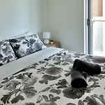 City Centre Apt - 3 Bed/Parking/Cbd/Wifi