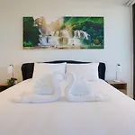 New And Modern 2Br Gem In Rundle Mall