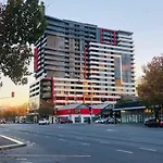 Modern 2 Bedroom Apartment - Adelaide Cbd