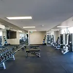 Modern 2 Bedroom Apartment - Adelaide Cbd