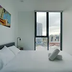 Modern 2 Bedroom Apartment - Adelaide Cbd