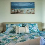 King Bed Luxury Cbd Coastal Room With Amazing City Views, Spa, Gym, Bbq, Steam & Sauna Rooms