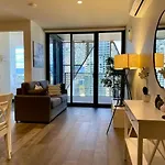 Queen Bed Luxury Parisian Paradise With Amazing City Views & Gym