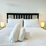 Morphett St Studio Retreat With Pool And Gym Access