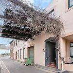 Charming City Escape Stylish Cbd Suite With Wifi
