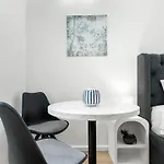 Charming City Escape Stylish Cbd Suite With Wifi