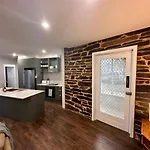 3 Bedroom City Apt, Big Yard & Park Views - Sleeps 7