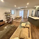3 Bedroom City Apt, Big Yard & Park Views - Sleeps 7
