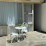 3 Bedroom City Apt, Big Yard & Park Views - Sleeps 7