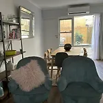 3 Bedroom City Apt, Big Yard & Park Views - Sleeps 7