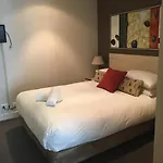 Glenelg Seaside Apartment - Free Car Park