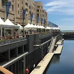 Glenelg Seaside Apartment - Free Car Park