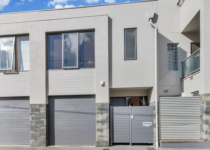 Contemporary Townhouse In Adelaide City