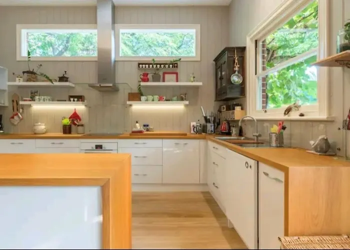 Henry Morcomb 2 Bdrm Sleeps 4 Wifi