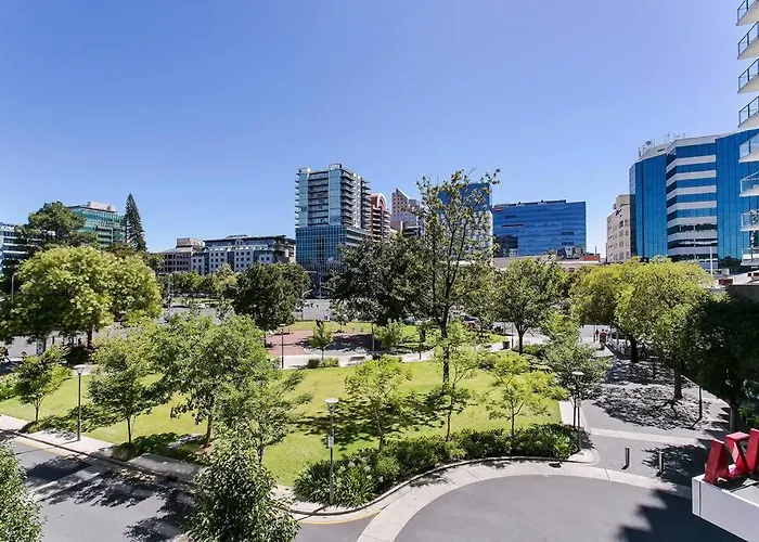 Luxury Overlooking Hindmarsh Sq With Pool & Gym