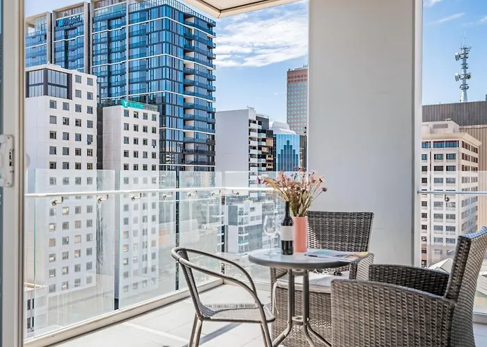 Hazel - Skyline Retreat Apartment