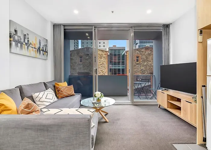 \'Artsy At East End\' A Modern Inner-City Retreat