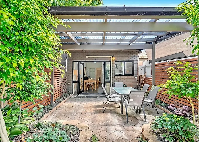 \'Violet Cottage\' An Idyllic Urban Oasis For Two