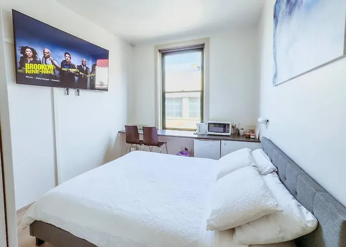 City Studio With Netflix Premium 4K And Memory Foam Bed