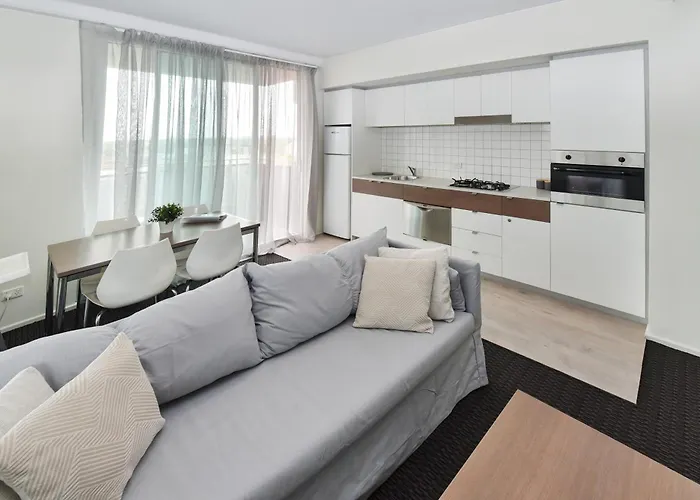 Light & Airy 3 Bd Cbd Apt: Balconytramwifi/Parking