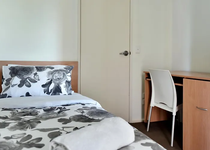 City Centre Apt - 3 Bed/Parking/Cbd/Wifi