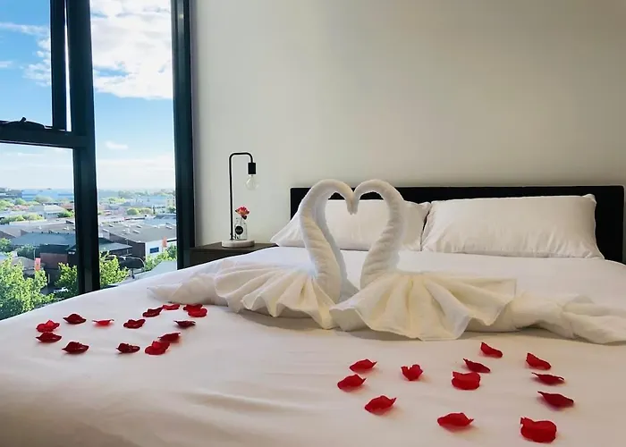 Modern 2 Bedroom Apartment - Adelaide Cbd