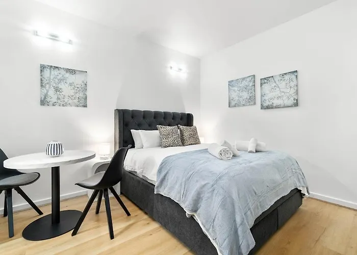 Charming City Escape Stylish Cbd Suite With Wifi