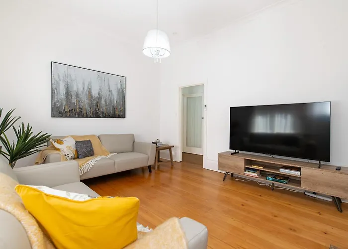 Charming 3Br Sandstone Haven
