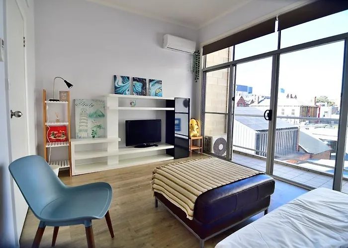 3-Bedroom Townhouse In Heart Of Adelaide With Parking
