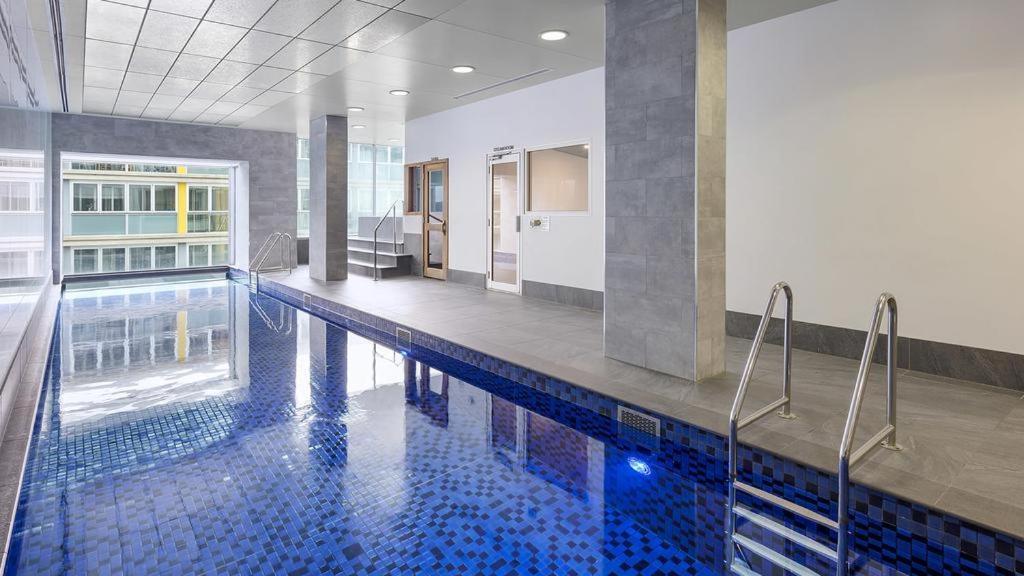 Cbd 1 Bedroom Apt. Free Car Park&swimming Pool &wifi Apartment *