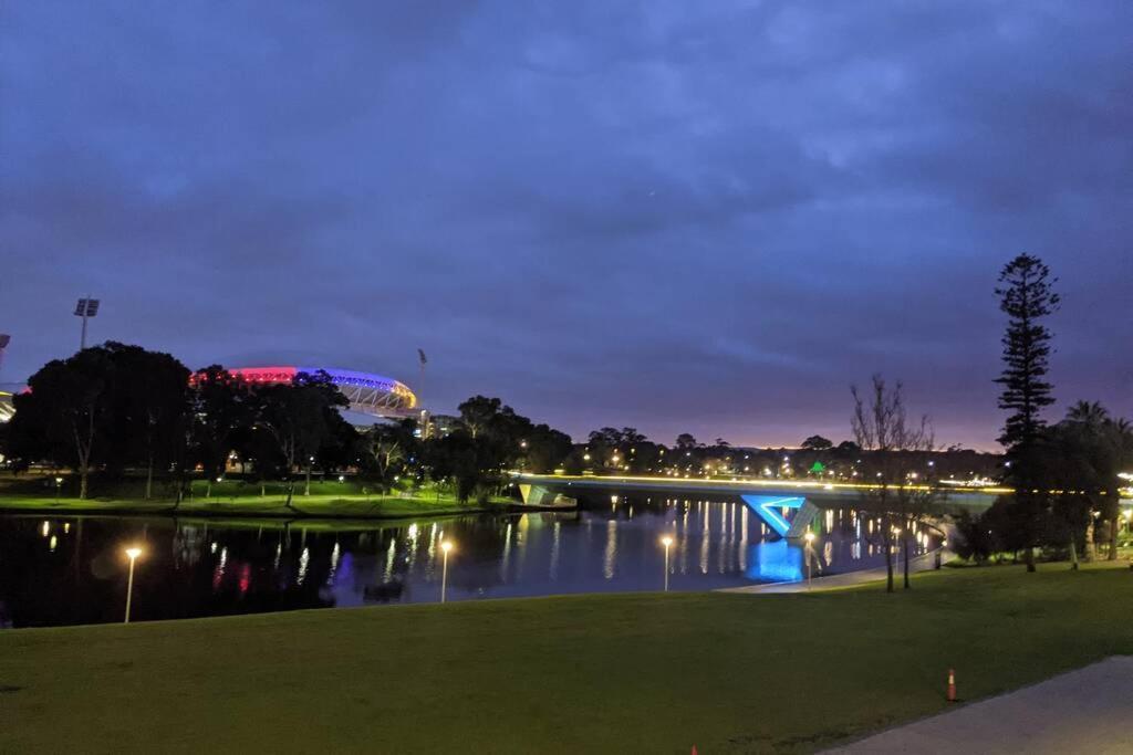 Enjoy A Little Luxury In Cbd - Perfect! Apartment Adelaide