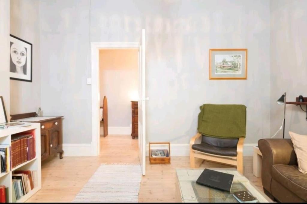 Henry Morcomb 2 Bdrm Sleeps 4 Wifi