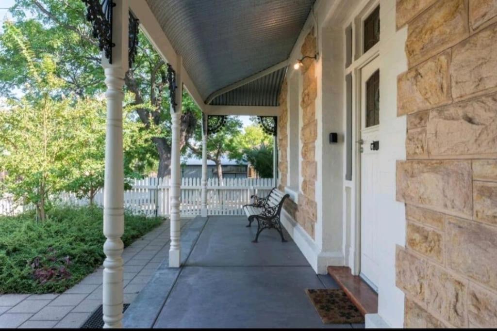 Henry Morcomb 2 Bdrm Sleeps 4 Wifi Holiday home *