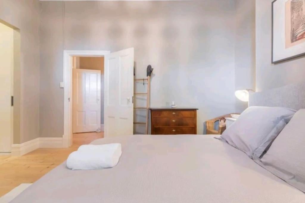 Henry Morcomb 2 Bdrm Sleeps 4 Wifi Holiday home *
