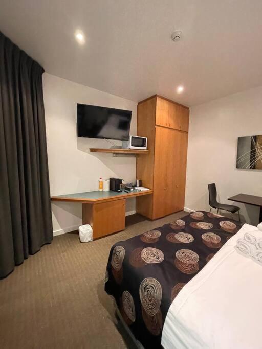 408 Lovely One Br Ex Ensuite In