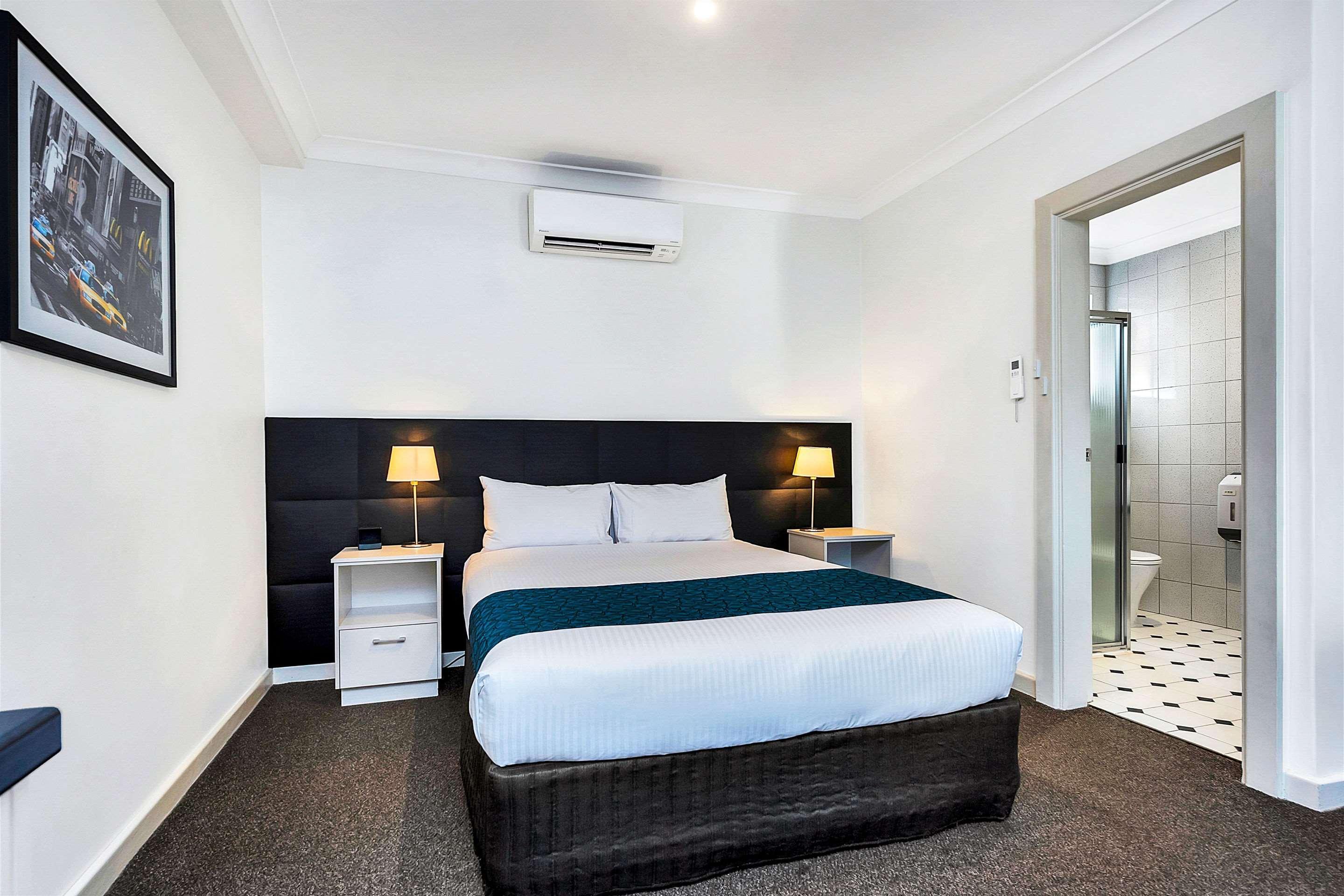 Hotel Comfort & Manhattan Adelaide