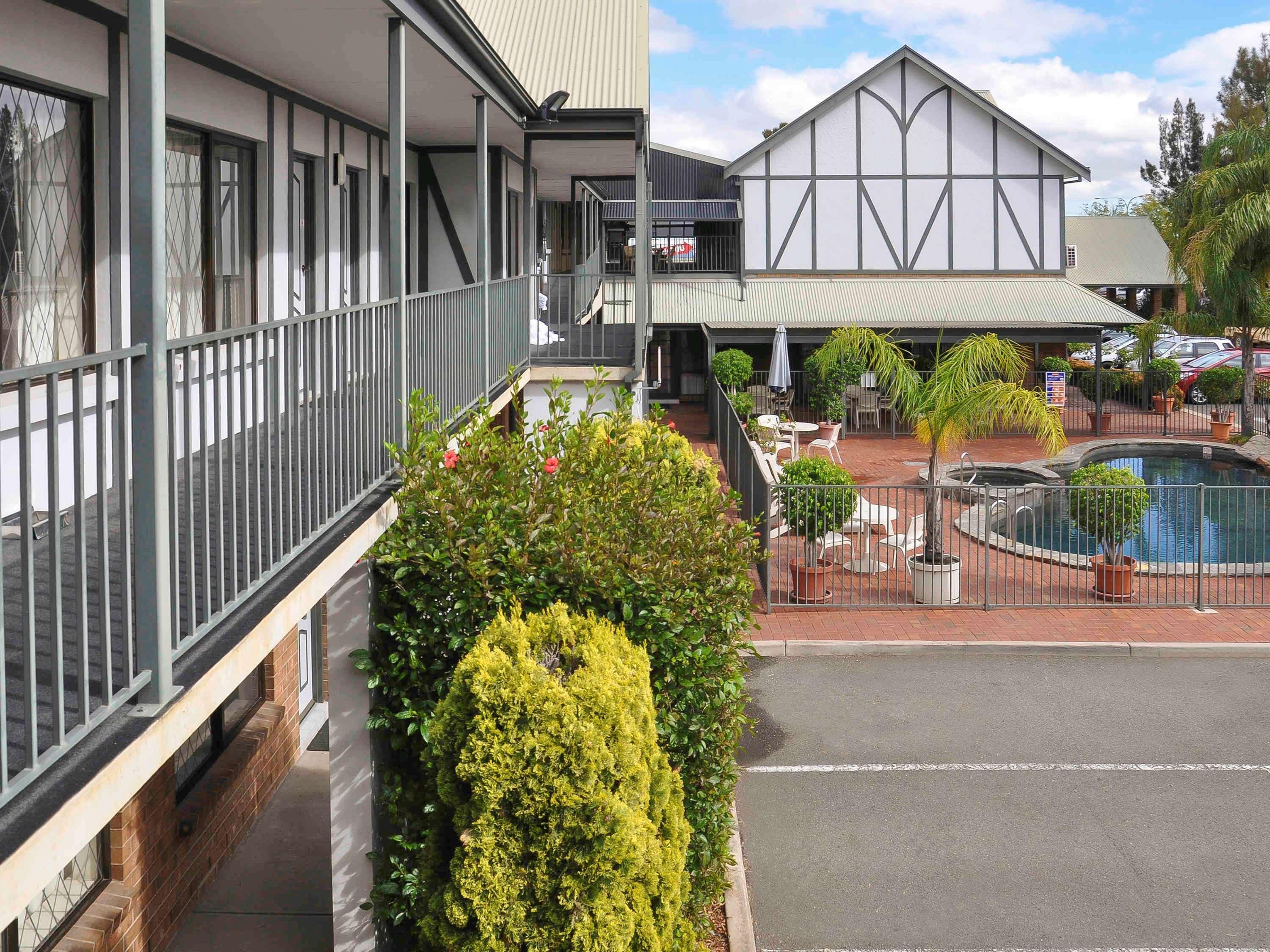 Ibis Styles Manor Motel 4*