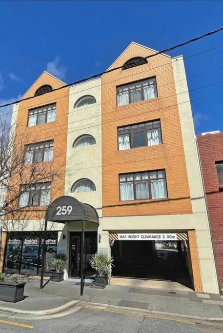 105 Gouger With Parking Apartment