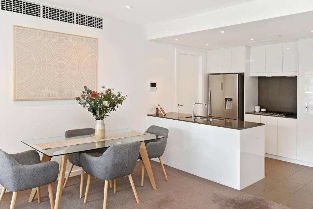 Luxury Overlooking Hindmarsh Sq With Pool & Gym Apartment Adelaide
