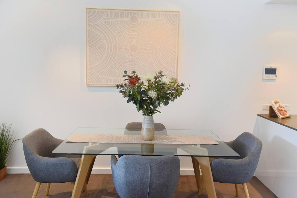 Luxury Overlooking Hindmarsh Sq With Pool & Gym Apartment Adelaide