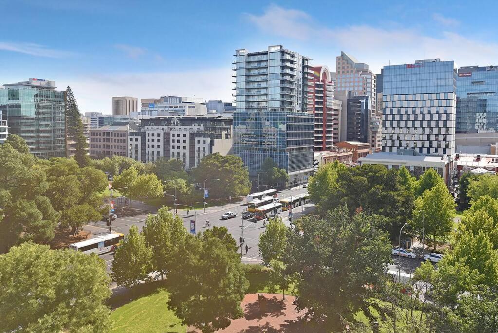 Apartment Luxury Overlooking Hindmarsh Sq With Pool & Gym