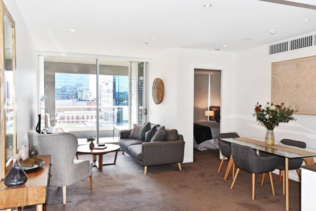 Apartment Luxury Overlooking Hindmarsh Sq With Pool & Gym Adelaide
