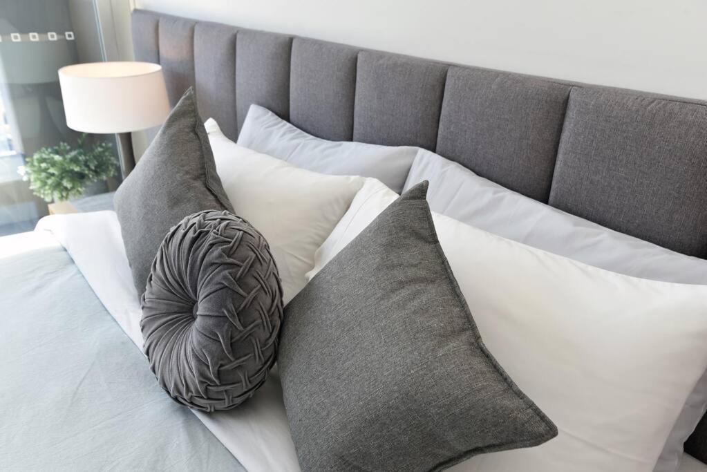 Apartment Luxury Overlooking Hindmarsh Sq With Pool & Gym Adelaide