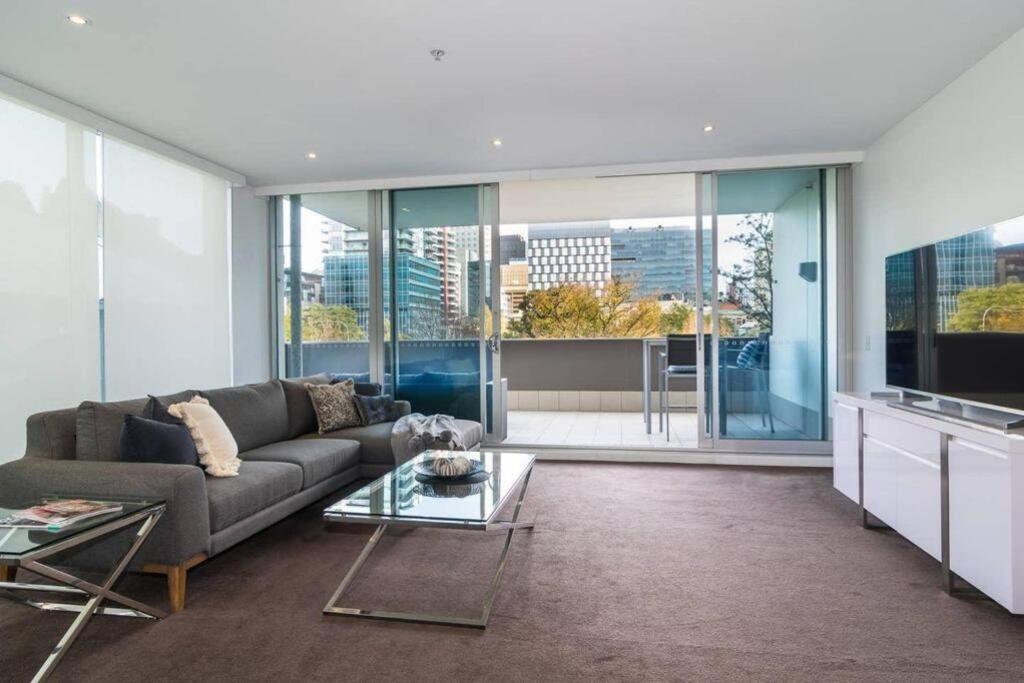 Marble Cbd Luxury 2 Bedroom Pool & Parking Apartment *