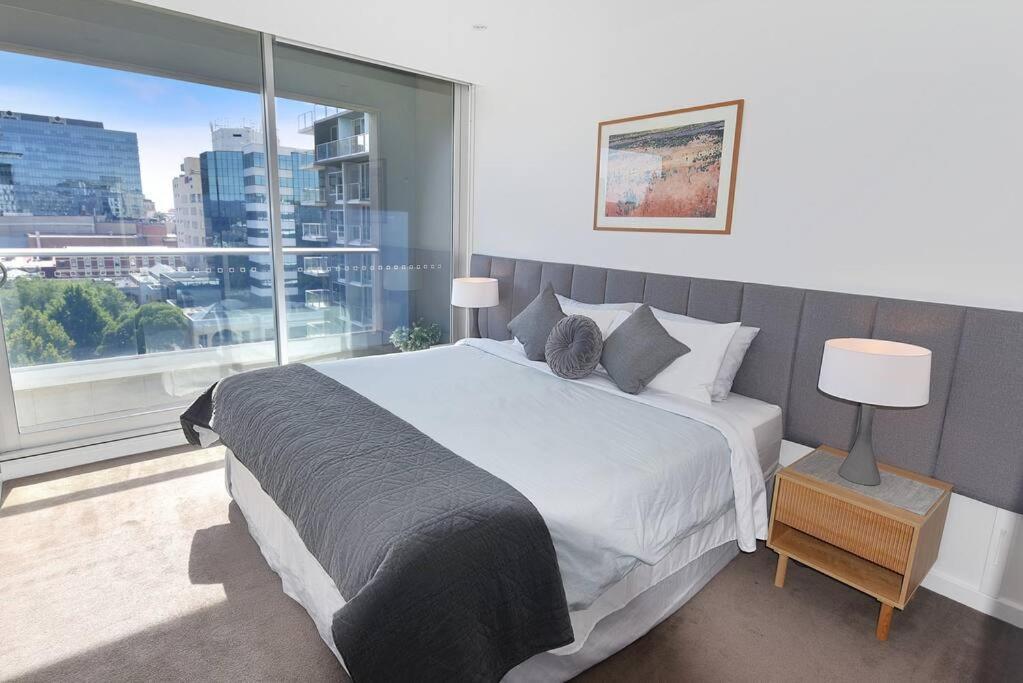 Luxury Overlooking Hindmarsh Sq With Pool & Gym