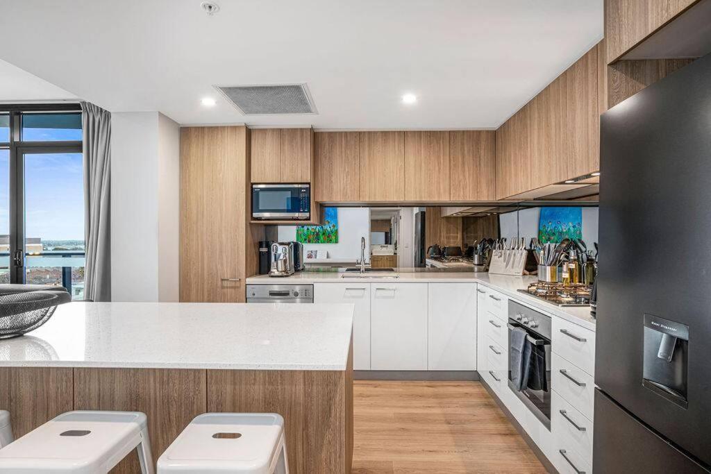 Stunning Views 2br Luxury Pool Parking Gym Wifi Adelaide