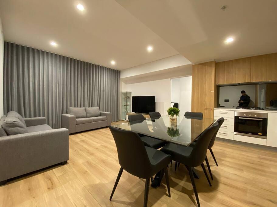 Luxury 3 Bedroom With Pool-gym-sauna-steam Apartment Adelaide