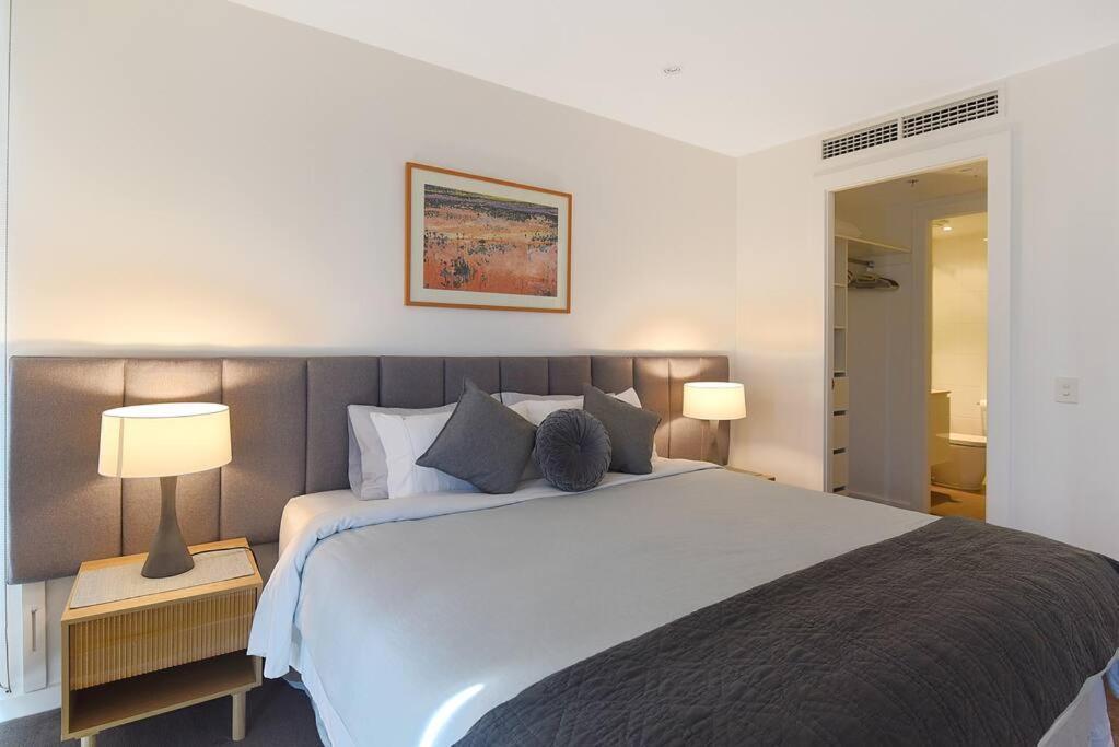 Apartment Luxury Overlooking Hindmarsh Sq With Pool & Gym